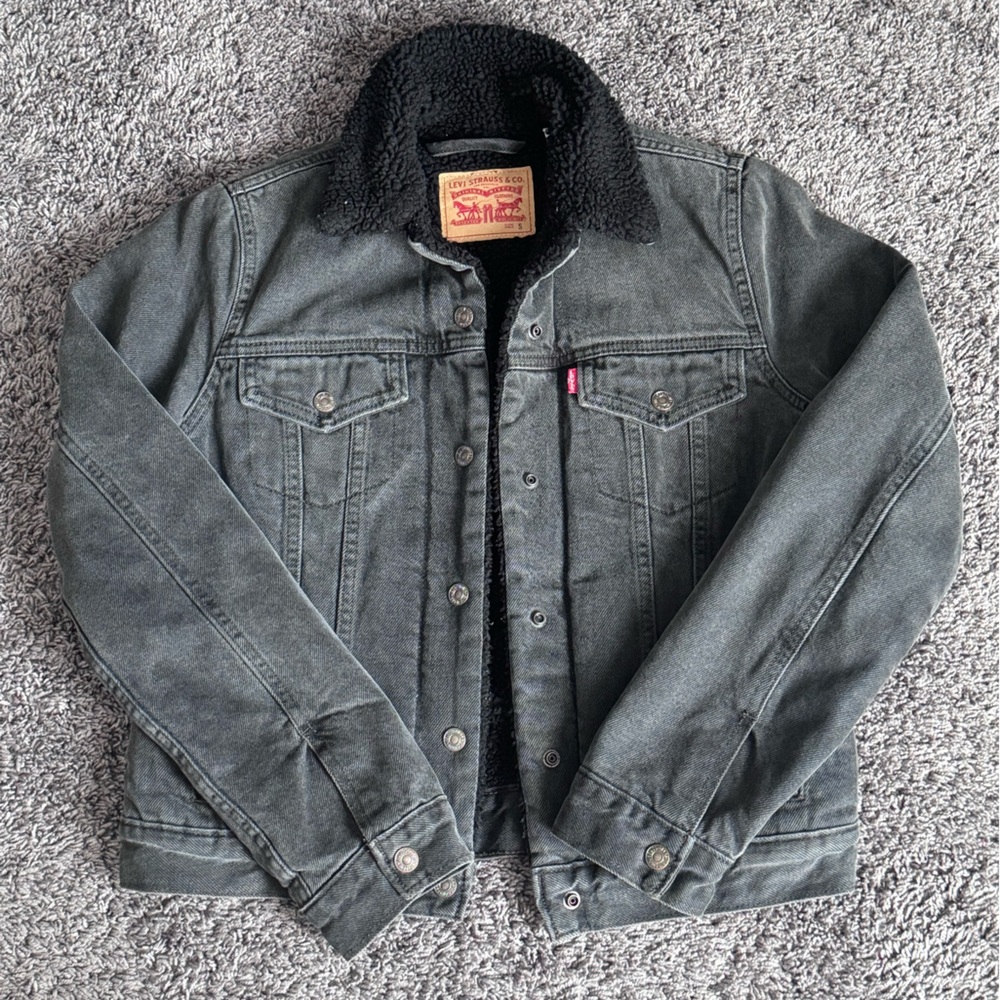 Levis Girls Denim Trucker denim jacket, size Small.